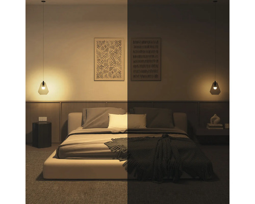 Schlafzimmer mit zwei Pendelleuchten im Vergleich von hell beleuchtet zu gedimmtem Licht.