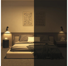 Schlafzimmer mit Bett und Wandleuchte im Vergleich zwischen heller und gedimmter Beleuchtung.