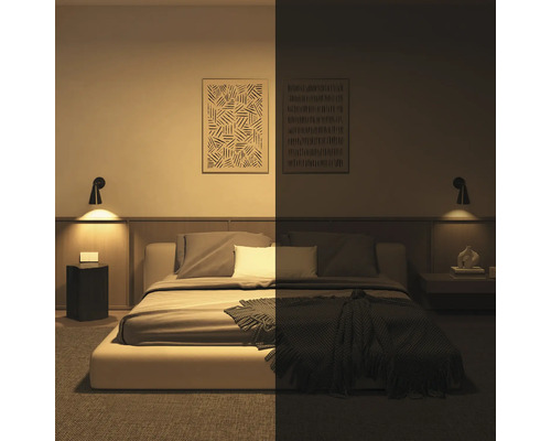 Schlafzimmer mit Bett und Wandleuchte im Vergleich zwischen heller und gedimmter Beleuchtung.