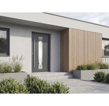 Entrée de maison moderne avec porte d'entrée anthracite munie d'un insert vitré, façade en bois et parvis pavé.