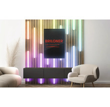 Modernes Wohnzimmer mit mehrfarbiger Briloner LED-Beleuchtung in einer Wand aus Holzlamellen hinter einem grauen Sideboard.