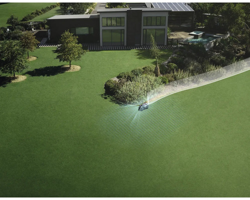 Mähroboter auf einer großen Rasenfläche hinter einem modernen Haus mit Visualisierung der virtuellen Begrenzung und GPS-Navigation.