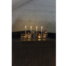 Chandelier de Noël en bois avec quatre bougies LED, maisons miniatures illuminées, sapins et traîneau de rennes.