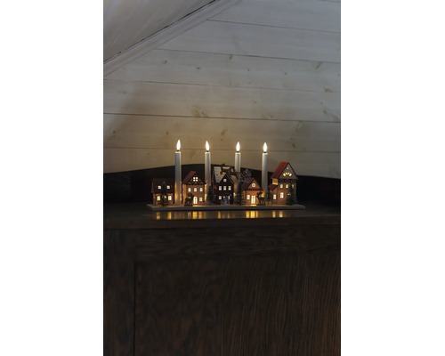 Chandelier de Noël en bois avec quatre bougies LED, maisons miniatures illuminées, sapins et traîneau de rennes.