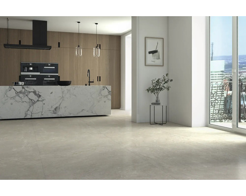 Espace de vie moderne et lumineux avec de grands carreaux de sol aspect pierre, îlot de cuisine aspect marbre et façades en bois.