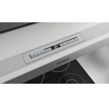 Bandeau de commande d une hotte aspirante Siemens en acier inoxydable avec touches tactiles et Siemens Logo au dessus d une plaque de cuisson.