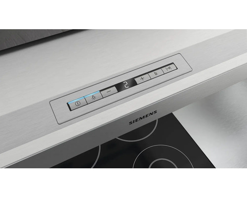 Bandeau de commande d une hotte aspirante Siemens en acier inoxydable avec touches tactiles et Siemens Logo au dessus d une plaque de cuisson.