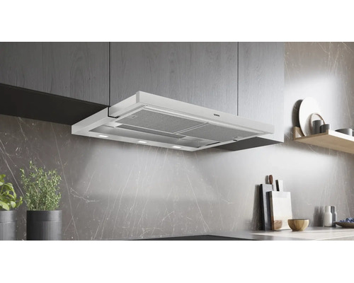 Hotte télescopique Siemens dans une cuisine moderne avec des meubles gris aspect bois et une paroi arrière en marbre.