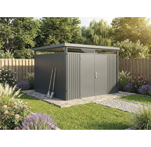 Modernes graues Metall-Gartenhaus mit Flachdach und Oberlichtern in einem hellen, gepflegten Garten mit Steinweg und Blumenbeeten.