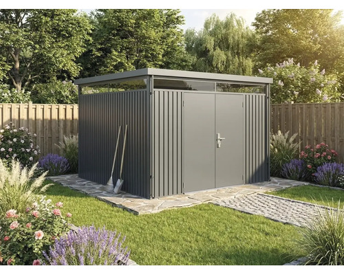 Modernes graues Metall-Gartenhaus mit Flachdach und Oberlichtern in einem hellen, gepflegten Garten mit Steinweg und Blumenbeeten.