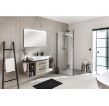 Salle de bains moderne avec meuble sous-vasque aspect bois, grand miroir, douche à l italienne à cadre noir et murs aspect béton.