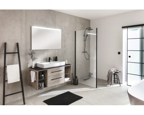 Salle de bains moderne avec meuble sous-vasque aspect bois, grand miroir, douche à l italienne à cadre noir et murs aspect béton.
