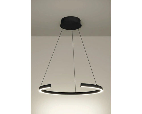 Suspension LED moderne en forme d'anneau, noir, design ouvert avec suspension par câbles fins.