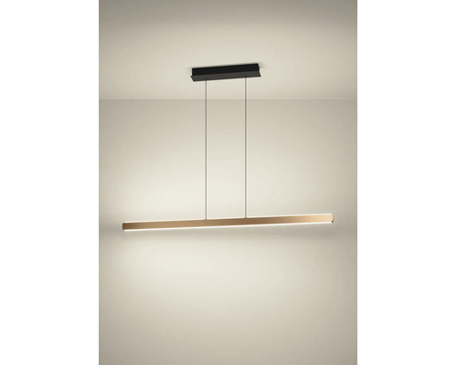 LED-Pendelleuchte im minimalistischen linearen Design mit goldfarbenem Metallstab und schwarzer Deckenbefestigung.