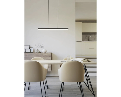 Suspension LED linéaire noire au-dessus d'une table en bois clair avec chaises beiges dans une salle à manger minimaliste.