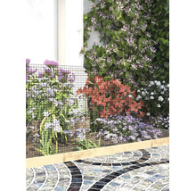 Drahtzaun als Beeteinfassung in einem Garten mit verschiedenen Blumen und einem Mosaikweg.
