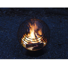 Kugelförmige Feuerschale aus Metall mit Gitterstruktur und brennendem Holzfeuer.