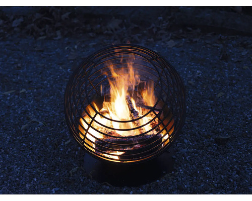 Kugelförmige Feuerschale aus Metall mit Gitterstruktur und brennendem Holzfeuer.