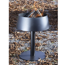 Moderne schwarze Feuerschale aus Metall auf einem Standfuß mit brennenden Holzscheiten.