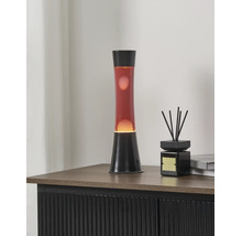 Lampe à lave avec liquide rouge et socle noir sur un buffet à côté d'un diffuseur de parfum.