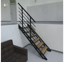 Moderne Raumspartreppe aus schwarzem Metall mit Holzstufen und integriertem Geländer in einem hellen Wohnraum.