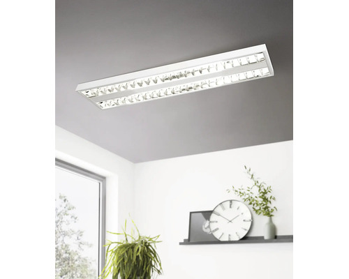 Rechteckige Rasterleuchte an der Decke montiert, funktionales Design für helle Büros und Arbeitszimmer.