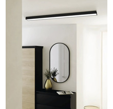 Moderne rechteckige LED Deckenleuchte in Schwarz an einer weissen Decke über einem hellen Flur mit ovalem Spiegel und Kommode.