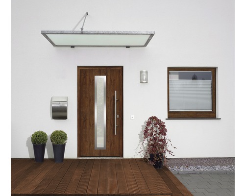 Zone d''entrée d''une maison avec porte d''entrée, auvent, boîte aux lettres et fenêtre