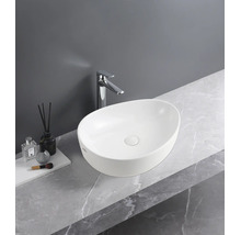 Ovales Aufsatzwaschbecken in Weiss auf einer Arbeitsplatte in Marmoroptik mit verchromter Armatur.