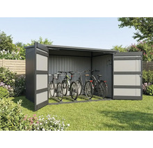 Abri à vélos en métal avec portes doubles ouvertes dans un jardin, contenant trois vélos.