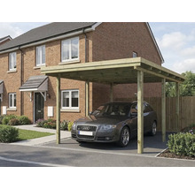 Carport simple en bois avec toit plat devant une maison en briques avec une voiture garée.