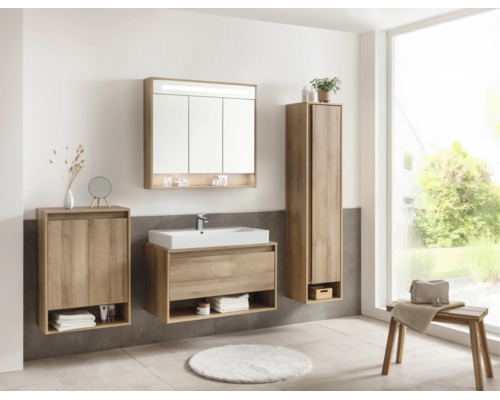 Ensemble de meubles de salle de bains en bois avec meuble sous vasque, lavabo blanc, armoire de toilette éclairée et deux armoires murales.