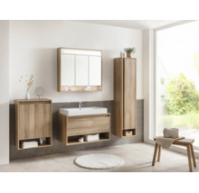 Ensemble de meubles de salle de bains en bois avec meuble sous vasque, lavabo blanc, armoire de toilette éclairée et deux armoires murales.
