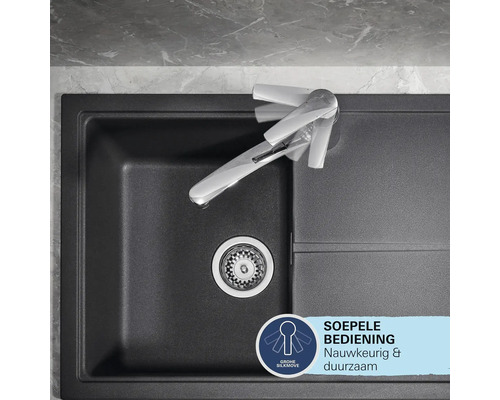 Vue de dessus d un évier de cuisine avec mitigeur. Grohe SilkMove Logo indique un fonctionnement précis et durable du robinet.