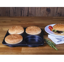 Perforierte Burger-Brötchen-Backform für 4 Brötchen auf einem Holztisch mit frisch gebackenen Brötchen und einem fertigen Hamburger.