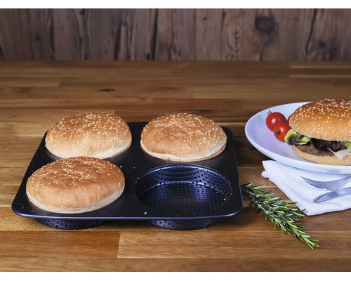Perforierte Burger-Brötchen-Backform für 4 Brötchen auf einem Holztisch mit frisch gebackenen Brötchen und einem fertigen Hamburger.