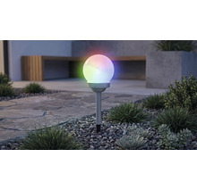 Solar-Kugelleuchte für den Garten mit mehrfarbiger RGB-Beleuchtung, auf einem Erdspieß in einem Kiesbeet mit Pflanzen.