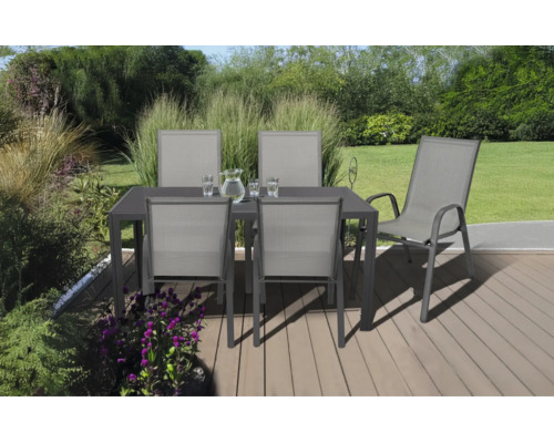 Gartenmöbel-Set bestehend aus einem dunklen Tisch und fünf grauen Stühlen auf einer Holzterrasse in einem hellen, organisierten Garten.