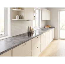 Cuisine intégrée moderne et lumineuse avec plan de travail gris aspect pierre, plaque à induction, évier en inox et crédence en carreaux blancs.
