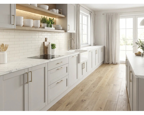 Helle, moderne Küche mit hellgrauen Fronten, Arbeitsplatte in Marmor-Optik, weißem Fliesenspiegel und hellem Holzfußboden.