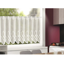 Rideau brise-bise blanc semi-transparent avec broderie et bordure festonnée sur une tringle devant une fenêtre de cuisine.