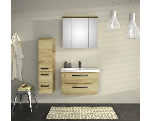 Ensemble de meubles de salle de bains moderne aspect chêne avec meuble sous-lavabo, lavabo blanc, armoire à miroir et colonne.