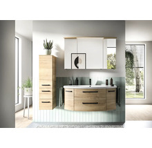 Ensemble de salle de bain lumineux aspect chêne avec meuble sous-vasque, vasque blanche, armoire de toilette éclairée et meuble colonne.