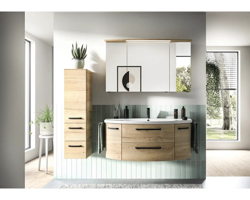 Ensemble de salle de bain lumineux aspect chêne avec meuble sous-vasque, vasque blanche, armoire de toilette éclairée et meuble colonne.