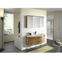 Salle de bains moderne et lumineuse avec ensemble de meubles aspect bois, vasque intégrée, armoire de toilette, douche en verre et carrelage gris.