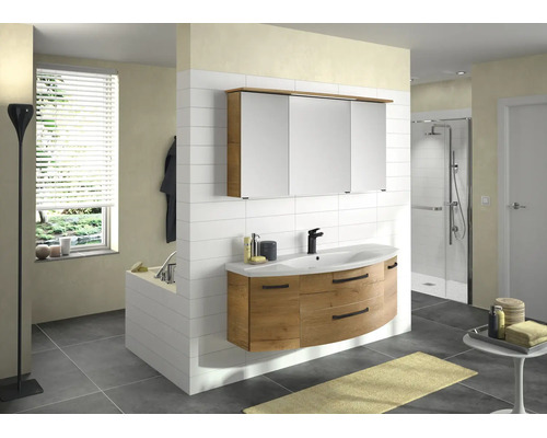 Salle de bains moderne et lumineuse avec ensemble de meubles aspect bois, vasque intégrée, armoire de toilette, douche en verre et carrelage gris.