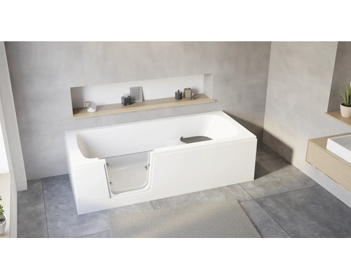Moderne weiße Sitzbadewanne mit integrierter Glastür in einem hellen Badezimmer mit grauen Fliesen und Holzregalen.