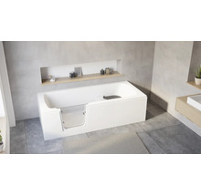Moderne weiße Sitzbadewanne mit integrierter Glastür in einem hellen Badezimmer mit grauen Fliesen und Holzregalen.