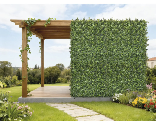 Holz-Pergola mit einer künstlichen Hecke als Sichtschutz in einem hellen, organisierten Garten mit Blumen und einem Steinweg.