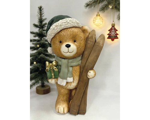Weihnachtsdekoration Teddybär mit Skiern, Mütze, Schal und Geschenk.